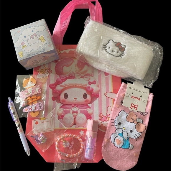 NWT-HELLO KITTY & FRIENDS BUNDLE - Picture 1 of 15